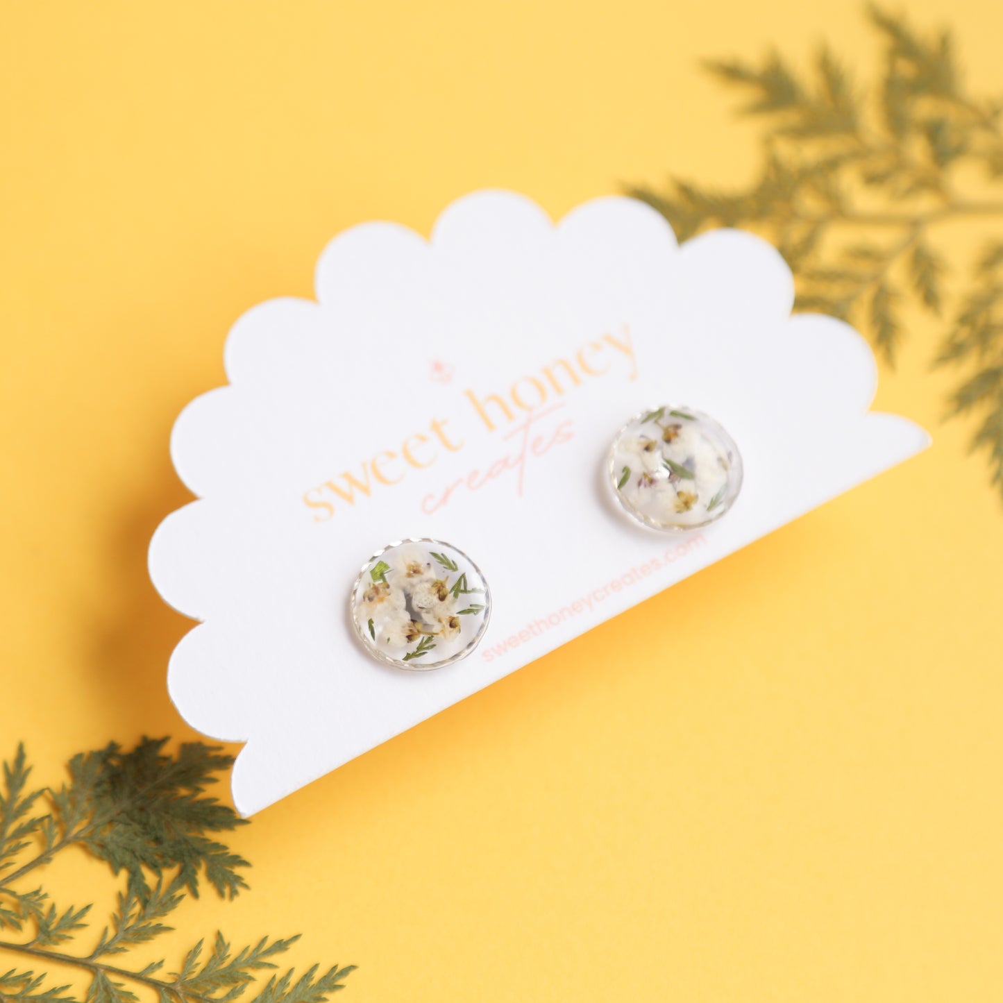 Natural White Flower Studs